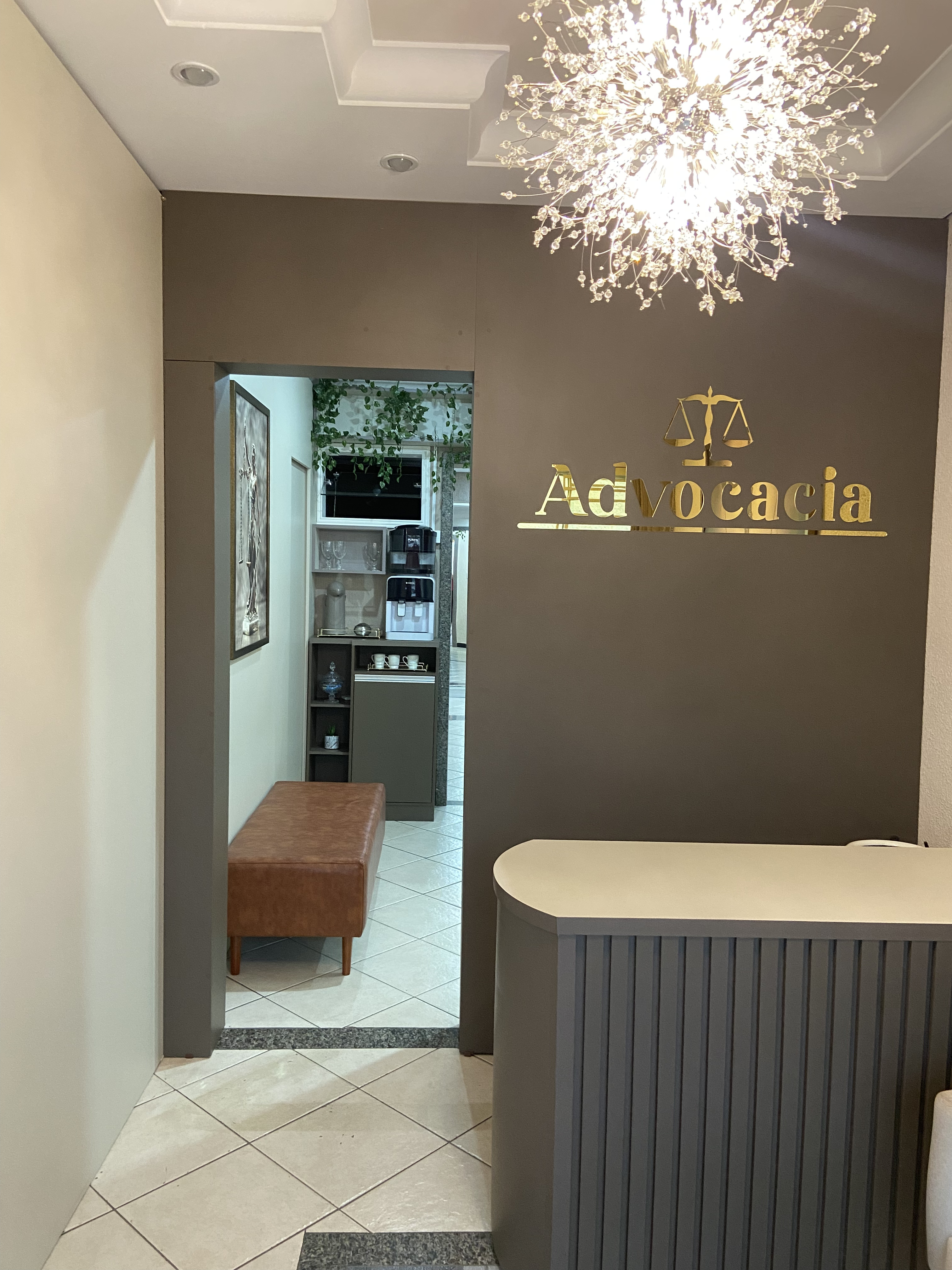 Dra. Tatiane Wosniak em ambiente de escritório