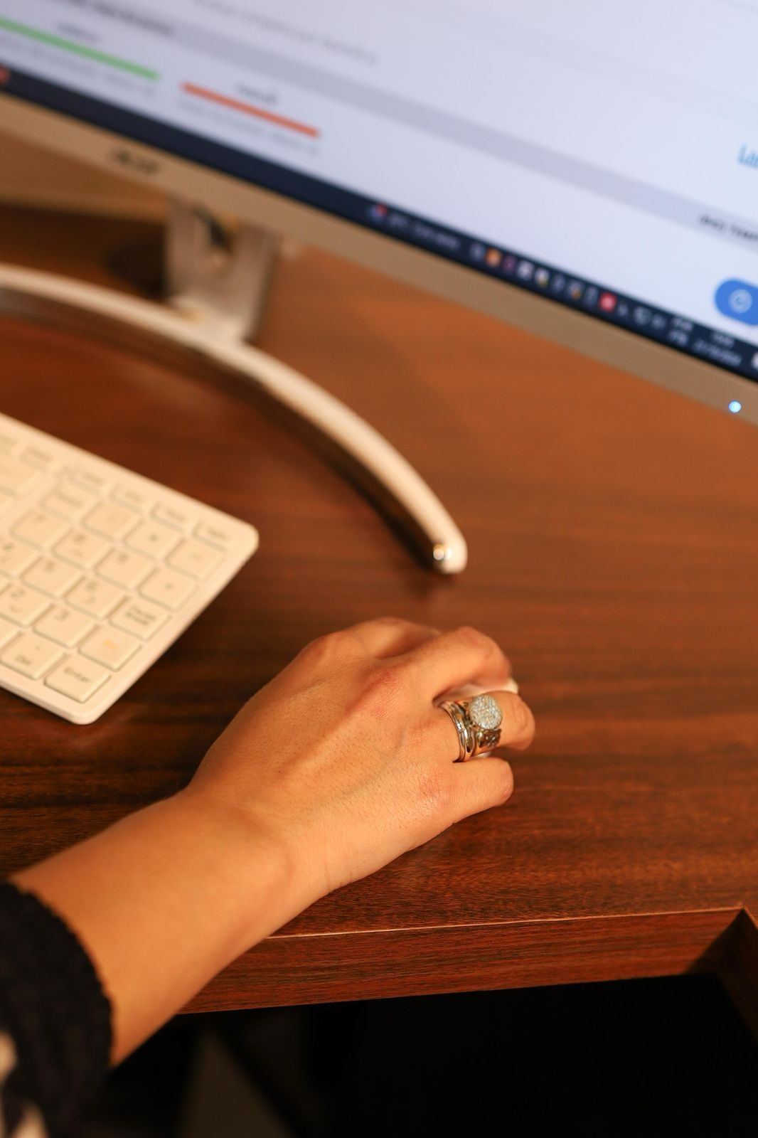 Mão de Tatiane Wosniak usando mouse no computador